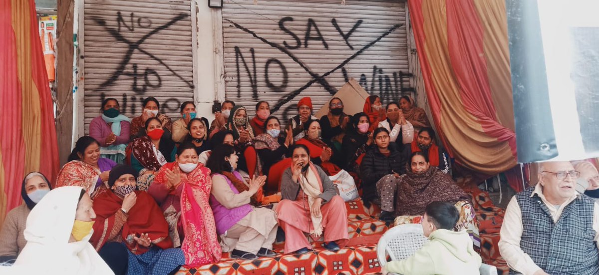 ReallyKaran's tweet photo. Delhi Govindpuri gali no. 5A ke bhar log sharab ka theka khulne se pareshan. Apse guzarish hai humari @ArvindKejriwal ki aap please yaha theka na khulne de logo ko kafi dikto ka samna krna pd rha hai @AAPDelhi https://t.co/5jsw2Ohchj