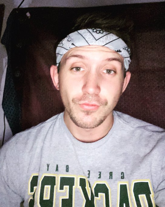 Discounted offers on my page. Cum check me out maybe you&rsquo;ll get a thick and hard reward🥜🎊🔥#fansonly #onlyfanshub