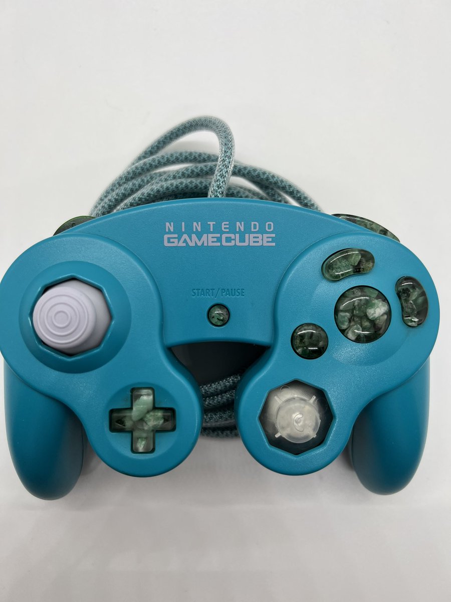 RogueportGCC's tweet image. GIVEAWAY ALERT!

Thank you for your continued support!

Rogueport Customs X @KoalaKat_ 

These amazing bald buttons were made with REAL chunks of raw emerald! Koalakat did an amazing job on them! 

To enter -
Like
Follow @RoguePCustoms and @KoalaKat_ 
Retweet!