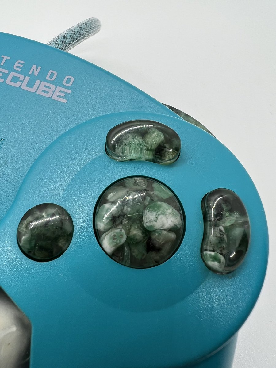 RogueportGCC's tweet image. GIVEAWAY ALERT!

Thank you for your continued support!

Rogueport Customs X @KoalaKat_ 

These amazing bald buttons were made with REAL chunks of raw emerald! Koalakat did an amazing job on them! 

To enter -
Like
Follow @RoguePCustoms and @KoalaKat_ 
Retweet!