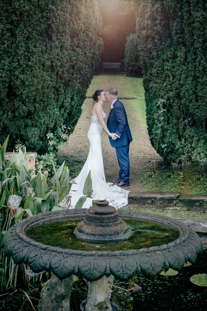 The look of love ❤️ 

We have a wedding open evening coming up on Monday 21st February 2022 from 18:00-21:00. To register your attendance email hb048-sb3@accor.com 

Amazing photography by @thetwoweddingphotographers ✨📸

#huntonparkhotel #weddingopenday #weddingopenevenings