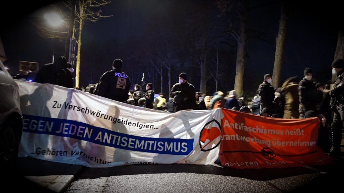 Nika_Oldenburg's tweet photo. 1/3 Heute waren in #Oldenburg zahlreiche #Antifa|s am Start, um mit 1 #Sponti durch d Innenstadt, 1 Blockade und wütendem Protest entlang der gesamten Route den rechten Verschw.ideolog*innen die Straße streitig zu machen. #ol0702 #DankeAntifa ✊
!B https://t.co/Oukq1860vs