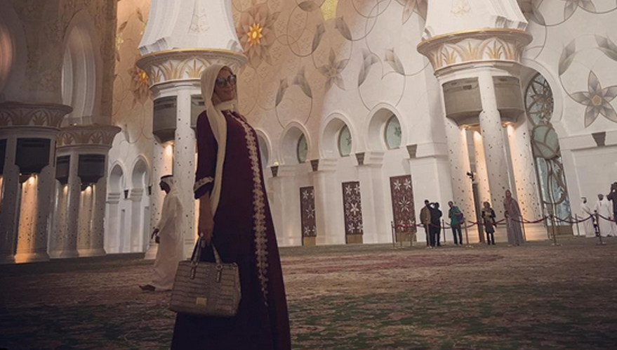 Paris Hilton Visits The Sheikh Zayed Grand Mosque in Abu Dhabi bit.ly/2FgbtKu