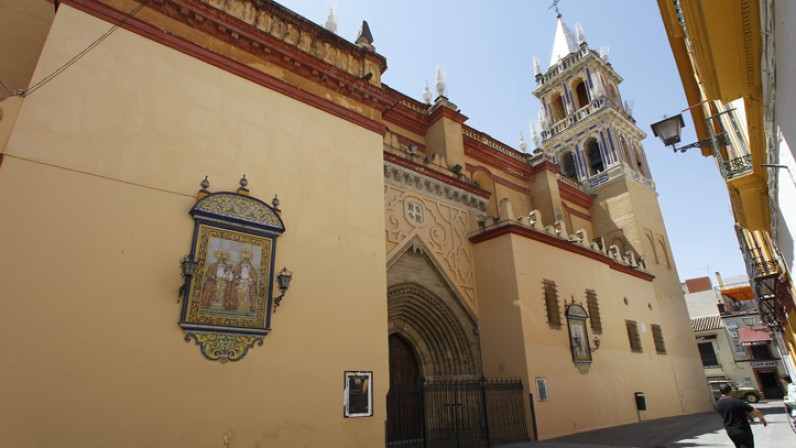 Cinco años antes, la víspera de Nochebuena, el Cardenal Bueno firmó el decreto por el que erigía nuestra parroquia.La desmembraba de la  @San_Gonzalo_Sev, la cual, a su vez había sido independizada, en 1942, de la primera parroquia trianera,  @SantaAnaTriana, creada en el s.XIII.