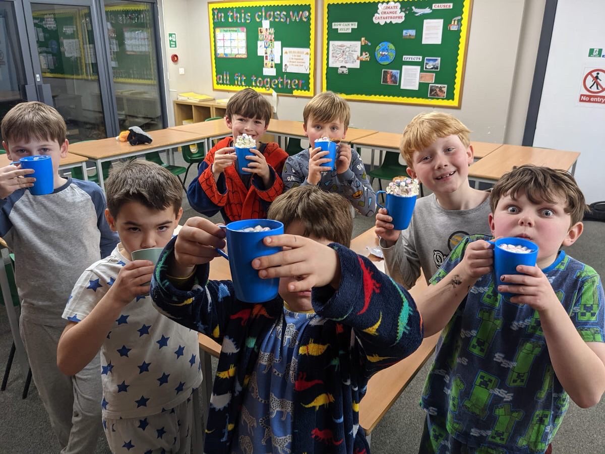 WoodcoteHouse's tweet photo. The coveted โDorm of the weekโ accolade was won by our Juniors, & they thoroughly enjoyed their prize! #dormoftheweek #woodcoteboarding #prepschoolboarding #boardingfun @BSAboarding @GoodSchoolsUK @TalkEducationUK @ISParent @muddysurrey https://t.co/Hv0D9QYLyG