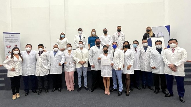 edicionmedEC's tweet photo. 🧑🏻‍🎓👨🏻‍🎓 El Hospital Los Ceibos del IESS gradúa a sus primeros 18 especialistas

La nota completa aquí ⬇️
https://t.co/QEyzufiF0H https://t.co/dcDakP7zQa