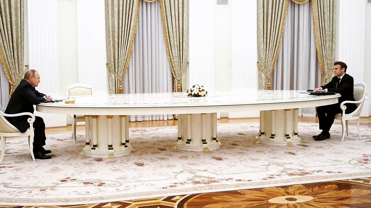 hayat_atia's tweet image. Distanciation sociale…???😅
La table en dit long …😂
#Macronpoutine