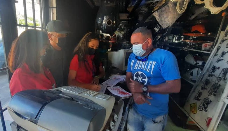 GRecaudacion's tweet photo. SENIAT_Oficial: Fiscales de @SENIAT_CENTRAL, @SENIAT_MARACAY, @SENIAT_CAGUA y @SENIAT_VICTORIA, , inician semana desplegados en operativo de control fiscal, en comercios de Aragua, Carabobo y Cojedes, al tiempo que exhortan a los contribuyentes a #Declar… https://t.co/O7zFWpyYi6