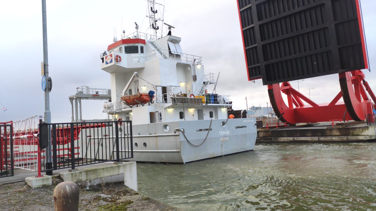 mersey_shipping's tweet photo. Tjonger Cargo Ship in Alfred Dock earlier today, just about to go through Tower Road Bridge. #merseyshipping #shipping #tjonger #ships https://t.co/djt8QzVwT3