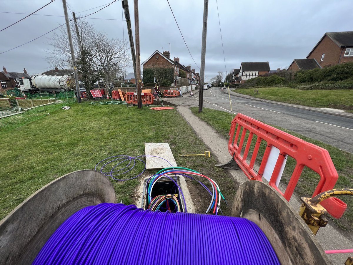 EcomFTTP's tweet image. More ⁦⁦@PlastGm⁩ customer connection ducts being pulled in, today we were in Castle Street in Wingrave, Buckinghamshire. Tomorrow, all being well, we should be blowing the first fibre cable along the spine of the network. Gigabit broadband is a step closer!