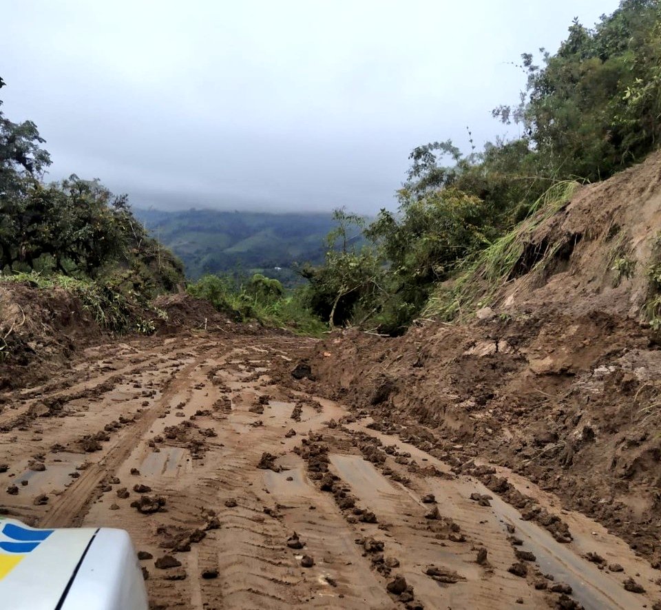 DEFENSORIAEC's tweet photo. #DPEenTerritorio | El delegado provincial de la DPE en #Bolívar recorrió las vías de la parroquia Balzapamba afectadas por deslizamientos, y se reúne con autoridades locales para verificar si existen personas damnificadas. Al momento solo se reportan algunos daños materiales. https://t.co/ghixTYTUFS