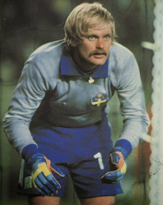 voltasport's tweet photo. 🇸🇪 Ronnie Carl 𝗛𝗘𝗟𝗟𝗦𝗧𝗥𝗢𝗠
📍 Malmö, 21/2/1949
🙏🏻 Malmö, 6/2/2022
🏟 Guardameta 🌍 @svenskfotboll (77)
👕 @Hammarbyfotboll @Rote_Teufel @GIFSundsvall 
Mito del Kaiserlautern, uno de los mejores porteros de los 70 y de la historia del fútbol sueco. Jugó 3 Mundiales. #SWE https://t.co/soA1j4DesO