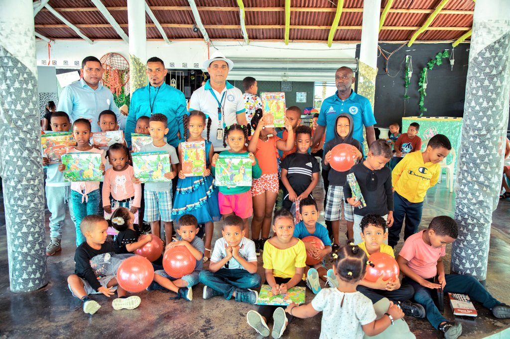 ConsejoDrogasRD's tweet photo. 7️⃣5️⃣ niños, niñas y varios padres de la fundación Pablo Morales, se integraron con alegría al #FestivalRecreativo 🤾 organizado por nuestro Dpto. de Prevención en el Deporte (PREDEPORTES). 🤸

📍Cruce La Majagua, Sánchez Samaná. https://t.co/JOfIsPAmUG