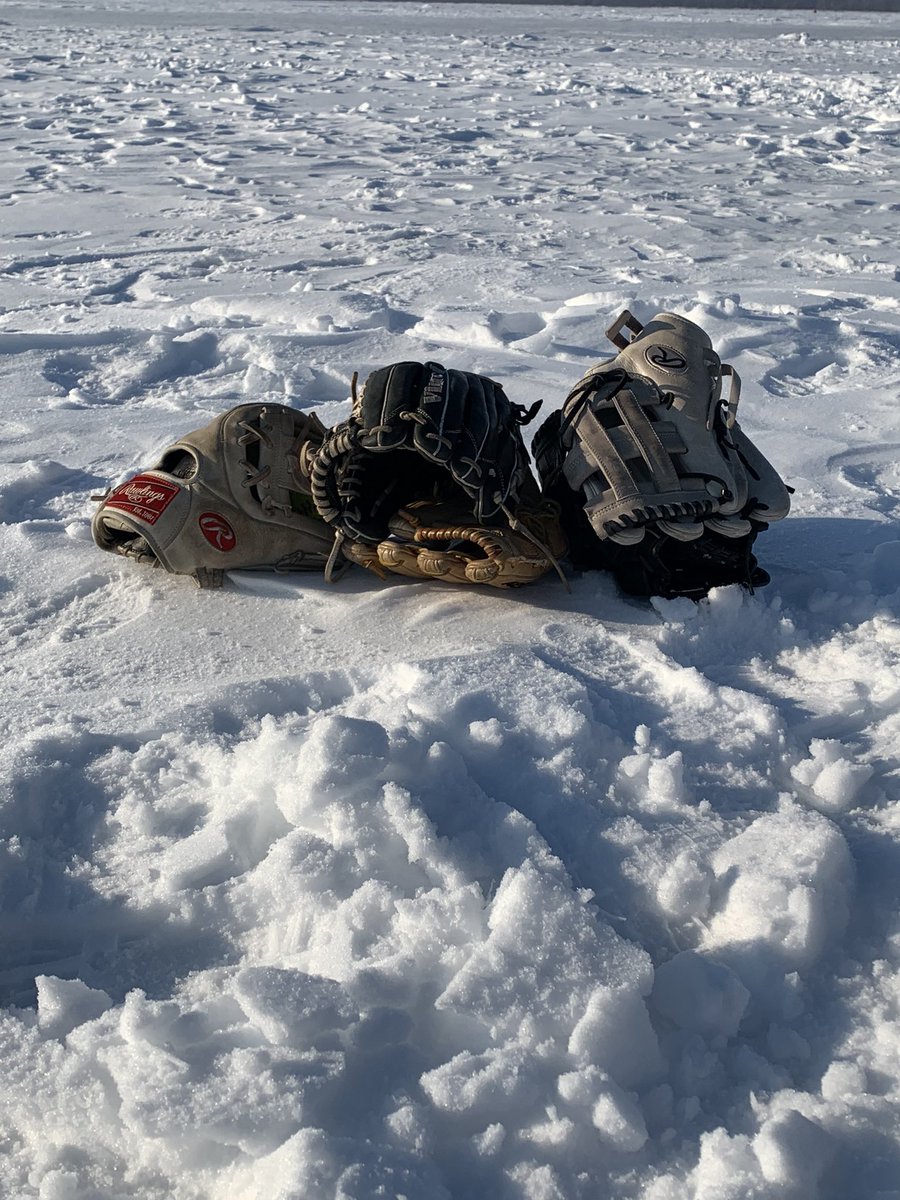 40 and sunny calls for a trip to the lake to play catch ☀️🥎