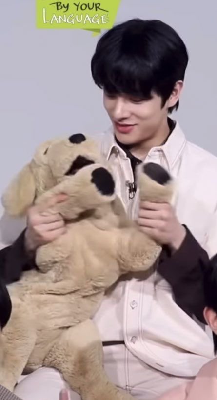hourlyjakeyy's tweet photo. The way he keeps hugging it 🥺🥺 https://t.co/401sj3Dy7f