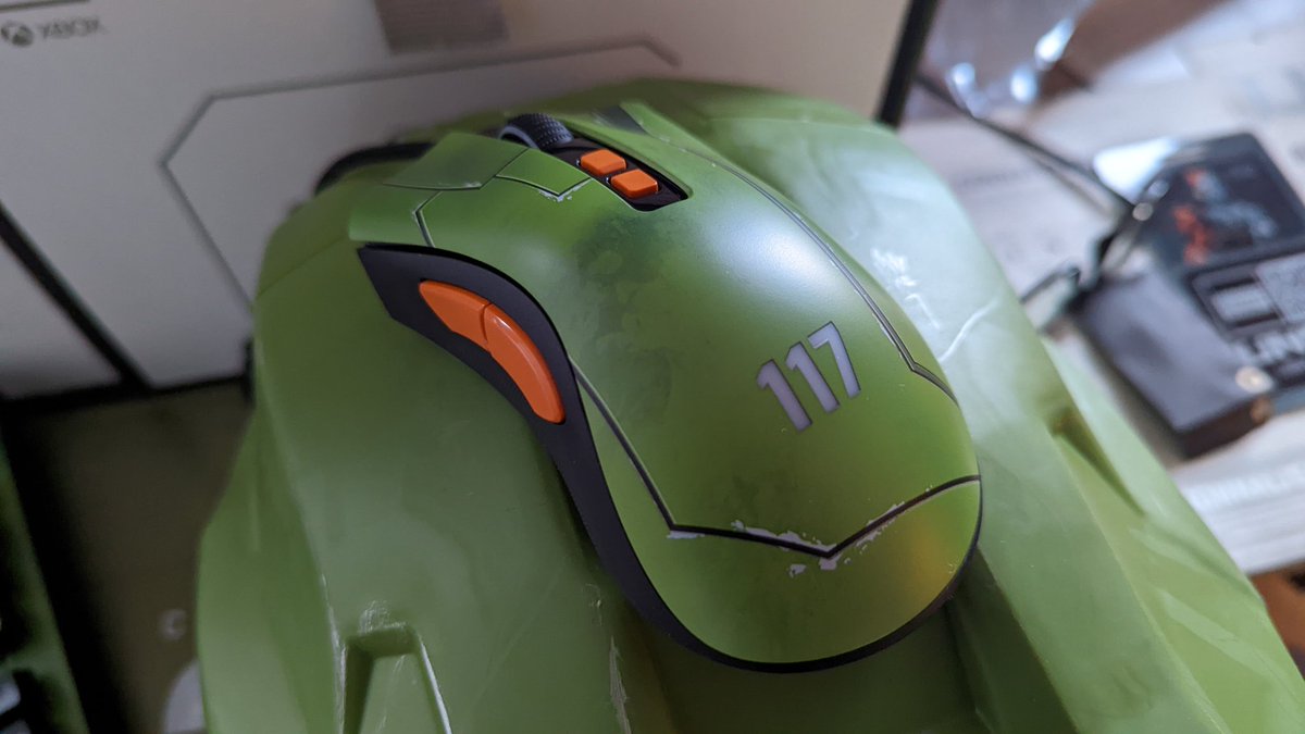 PatBetaTesteur's tweet photo. Oh wow! Un énorme "MERCI" à @microsoftcanada pour ce superbe ensemble #HALO incluant le superbe casque, le manteau @metathreaded ainsi qu'un clavier #BlackWidowV3 et une souris #DeathAdderV2 édition HALO par @Razer ! 😍🥰
#Microsoft #HaloInfinite #UNSC #Spartan #Razer #Goodies https://t.co/g2grdeFwCp