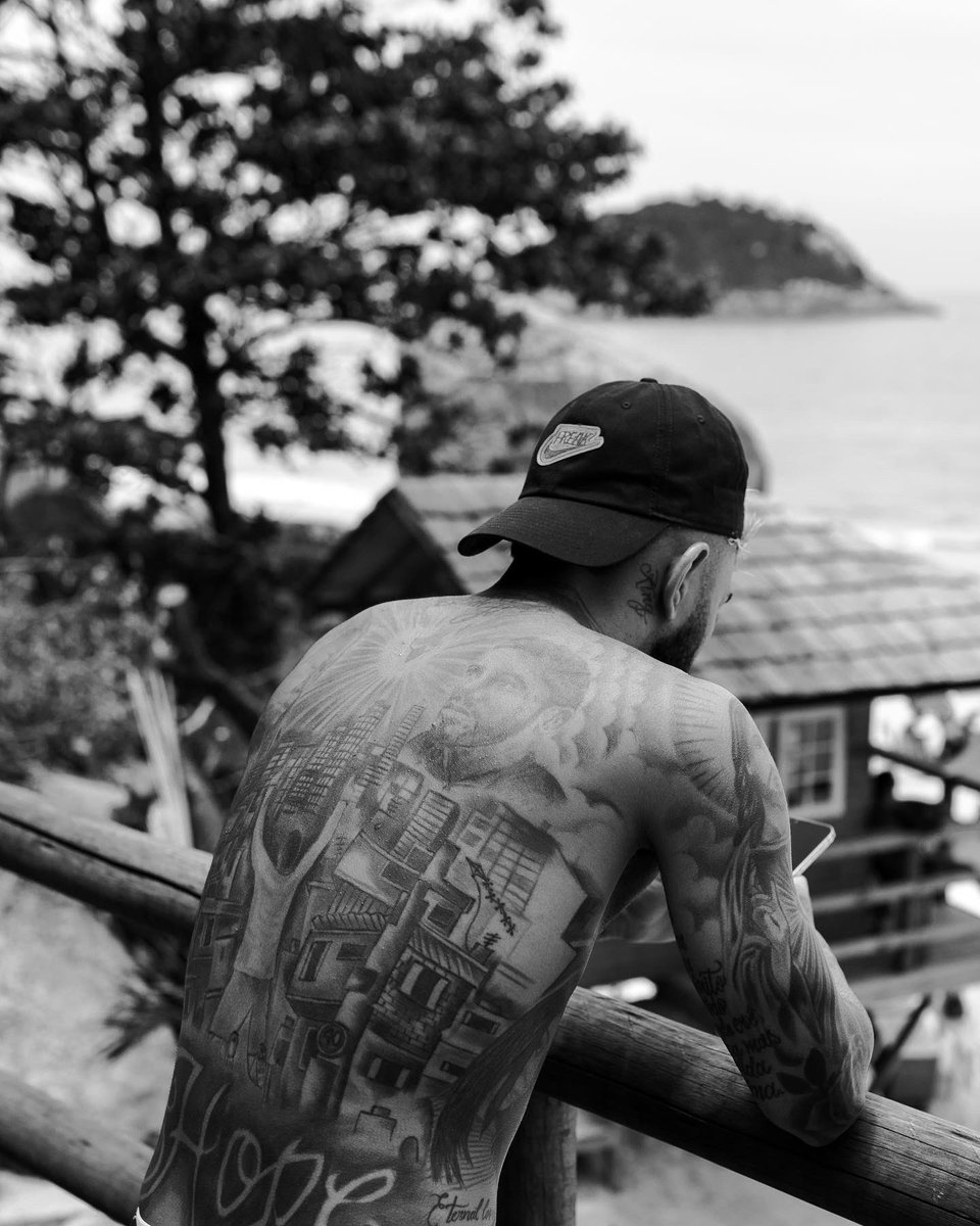 gabigol's tweet photo. Negro drama, entre o sucesso e a lama 🖤 https://t.co/Dk3r94zb9Q