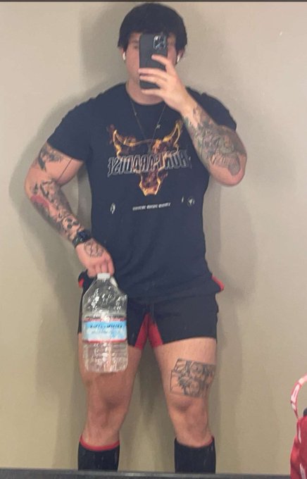 Why does a gallon water look so small next to my leg 💀 https://t.co/PVQppSs5rZ