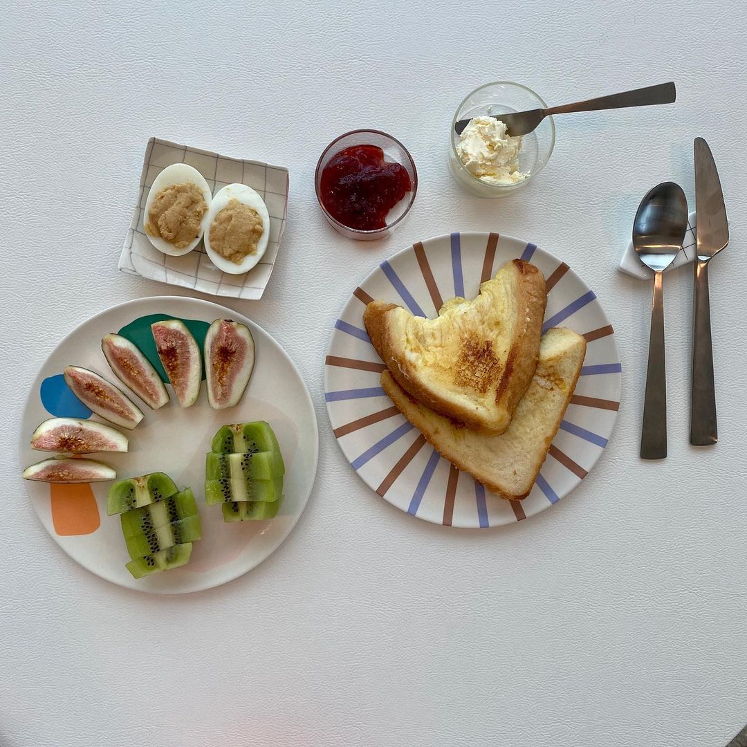 soheexan's tweet photo. The table of sunday🍴🍞🥝 https://t.co/cnZUUUpgit