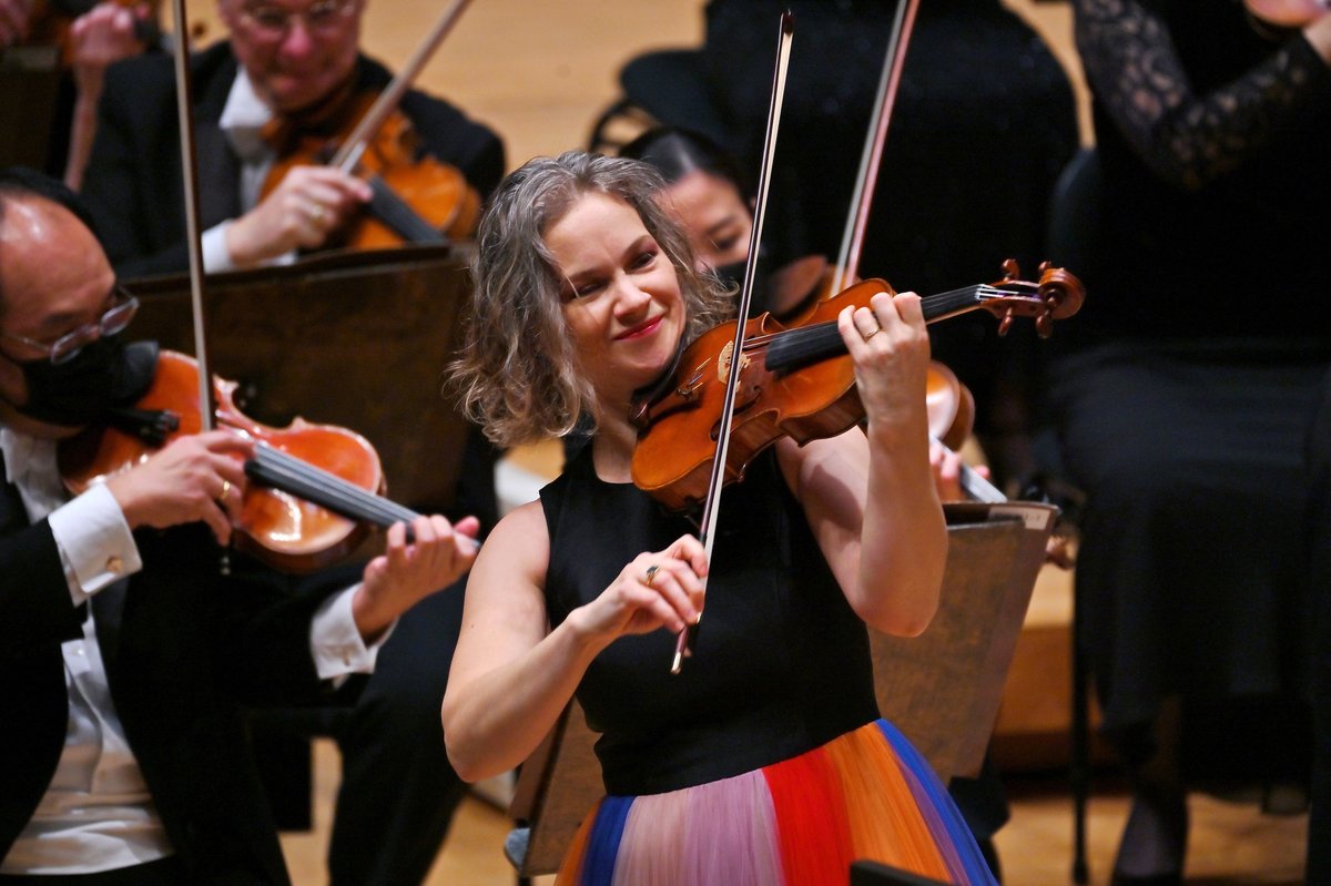 #Mozart #birthday #bash with #Violinist #HilaryHahn <a href="/violincase/">Hilary Hahn</a> <a href="/BostonSymphony/">Boston Symphony</a> perform #Mozart #ViolinConcerto No. 5. #Live #Classicalmusic is back #SymphonyHall #Boston with #resiliency and lots of #grins - #HiliaryHahn's grin (behind her mask) #gleeful. bostonconcertreviews.com/boston-symphon…
