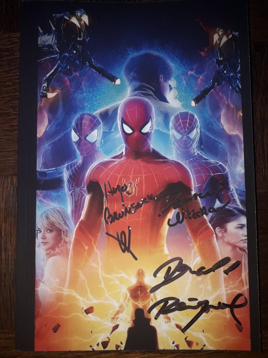 AzgarmonTV's tweet photo. Un énorme @DonaldReignoux pour ce super cadeau !! Et Merci beaucoup à Hugo Brunswick ( VF de Tom Holland) et Damien Witecka ( VF de Tobey Maguire ) pour leur dédicace ❤️ Je suis sans voix ! Merci💪 https://t.co/pRIZDpTvVj