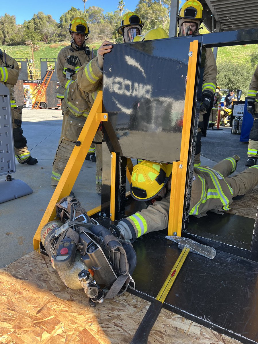 LAFDtalk's tweet photo. #FFSurvival #Training Wall Breach - Low/Reduced Profile. FFs practice fitting between studs in the wall with full gear and breathing apparatus, in the event all other exits are blocked and they need to make their own point of egress.
📷: Andrew Ruiz https://t.co/lveVHhnah6