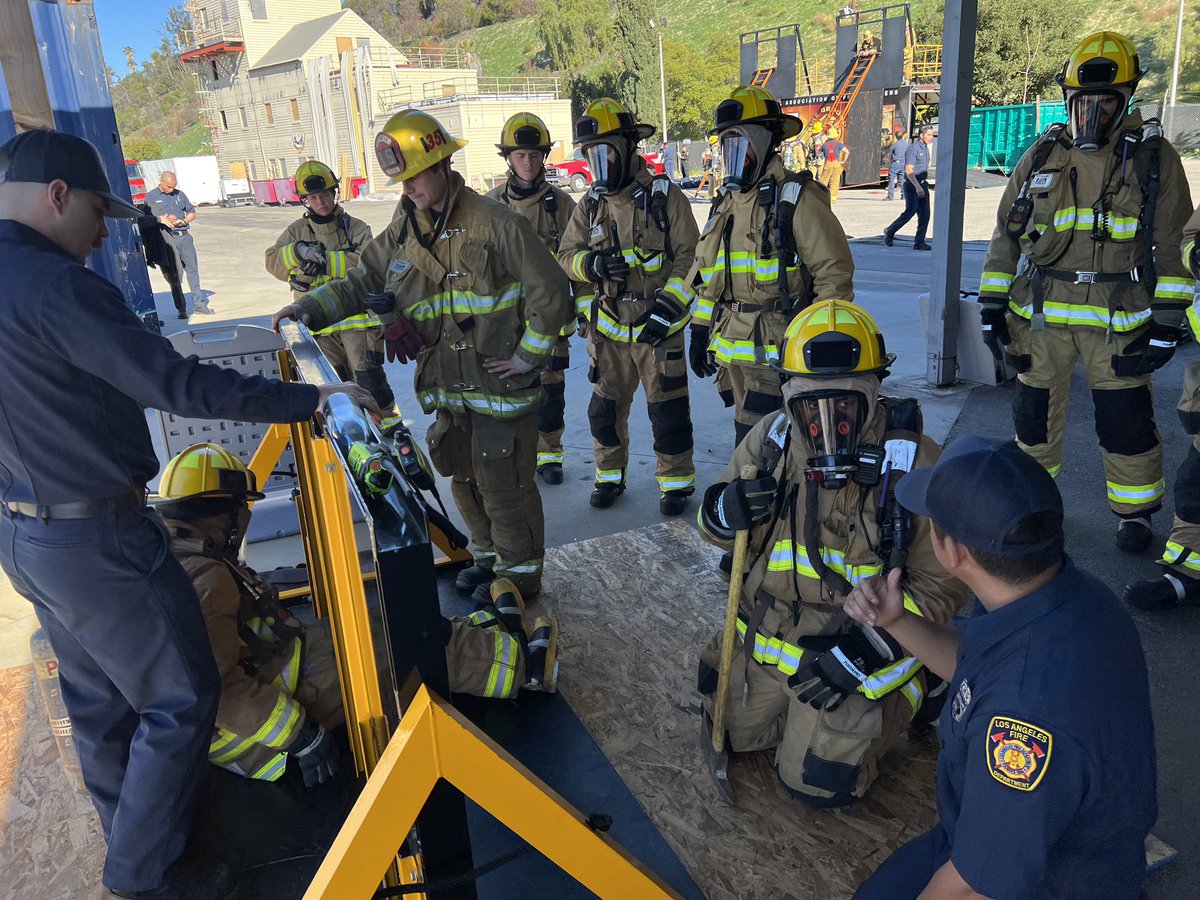 LAFDtalk's tweet photo. #FFSurvival #Training Wall Breach - Low/Reduced Profile. FFs practice fitting between studs in the wall with full gear and breathing apparatus, in the event all other exits are blocked and they need to make their own point of egress.
📷: Andrew Ruiz https://t.co/lveVHhnah6