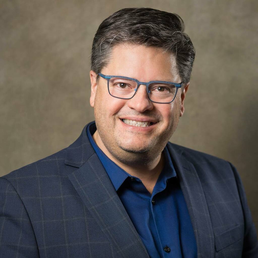 storiesframed's tweet image. One of my favorite organizations employs one of my favorite people. Here is today&apos;s #LocalBusinessSpotlight with Forrest Doolen from Wisconsin Make-A-Wish. buff.ly/3ouOij9⠀
⠀
#MKEheadshots #brandingphotography #headshotphotography #profession… instagr.am/p/CZsPOP4FOU9/