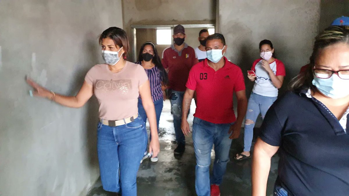 tatachavista's tweet photo. Junto las instituciones que integran el Órgano Municipal de la Vivienda y familias beneficiarias del urbanismo Eterno Comandante  ubicado en el sector La Antena de la parroquia Upata, recibimos los materiales de construcción por parte de INVIOBRAS https://t.co/wUU3TS42ZD