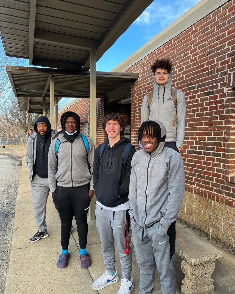 RCAEnglish's tweet photo. Even though these outstanding 🏀 student athletes are playing for the district championship 🏆 tonight at 7:45, they braved the cold to greet @rossvilleacad elementary students this morning. #RCAServes #LeadersOfThePack #ThisIsRTown #WeRFamily https://t.co/Lmss6SOA63