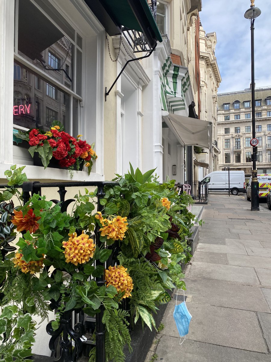 decoration of today's streets.. 🇬🇧 #londonlife #londonstreets #londonnow #londontoday #decor #ldn #life #LifeLessons #outandabout #today #noticed #oxfordstreet
