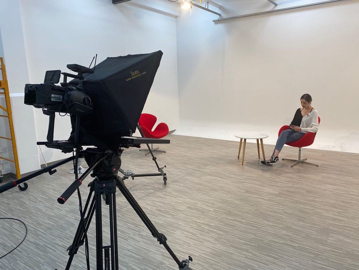 👉 Hoy #estudiantes de tercer y quinto ciclo utilizaron el set de televisión 📺 de nuestra carrera, quienes están preparando unos videos que de seguro les gustarán 🤓🤫
#ComunicaciónSalesiana