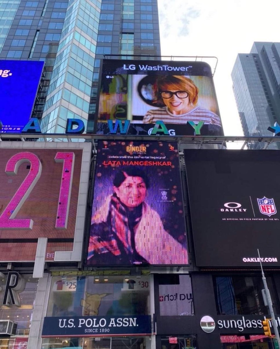 Times Square in New York lit up in the honour of #LataDidi. She lives on forever in the hearts of people worldwide❤
#NightingaleofIndia