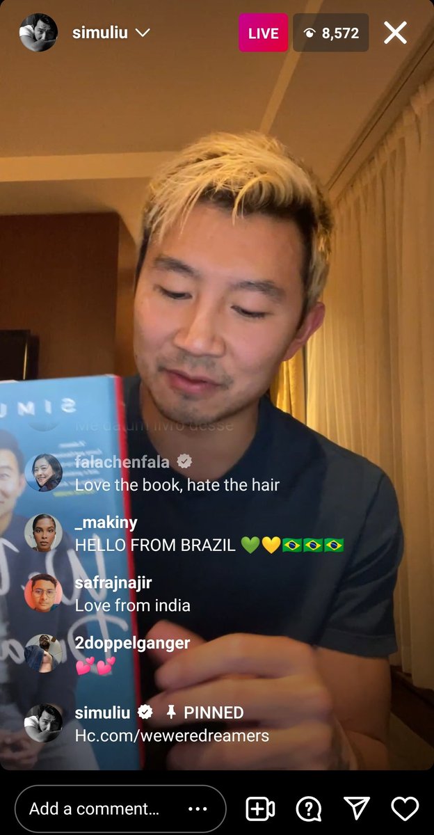 SimuLiuThailand's tweet photo. #Similiu live ผ่าน Instagram ณ ตอนนี้ค่ะ
เฮียมาขายของ #WeWereDreamers อิอิ

ใครสนใจผ่าน Amazon หรือ Asia books มาปักกันได้นะคะ แต่ราคาต่างกันเกือบตัวเลย แต่ไม่ว่าจะทางไหน เราต้องได้ค่ะ! https://t.co/rSkozUuyK5
