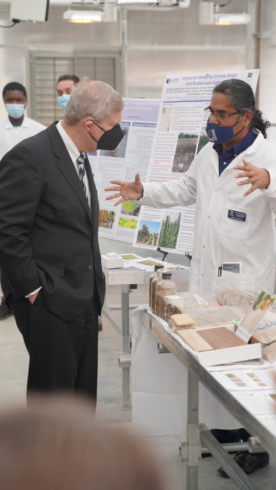 LU_CollegeofAg's tweet photo. #LincolnUniversity’s @BabuValliyodan meets with #USDA Agriculture Secretary Tom #Vilsack to explain his #research work. - @SecVilsack #CAEHS #LUMO #Missouri #AgTech #technology https://t.co/qfJOmy3IyW