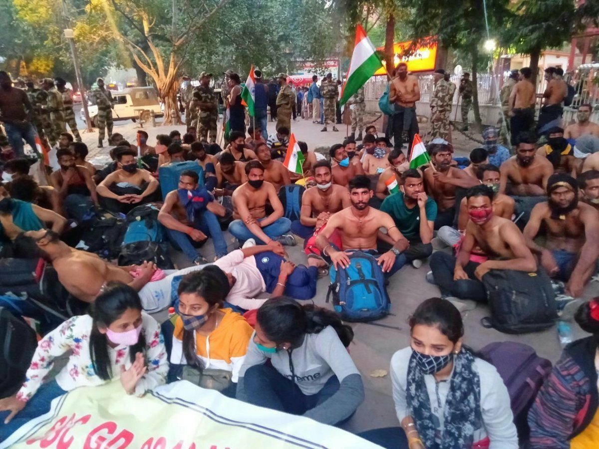 साथियों जीवन में बिना लड़े कुछ भी हासिल नहीं होता । संगठित रहो ! संघर्ष करो ! युवा हुँकार भरो ...
#SSCGD2018 <a href="/HansrajMeena/">Hansraj Meena</a>