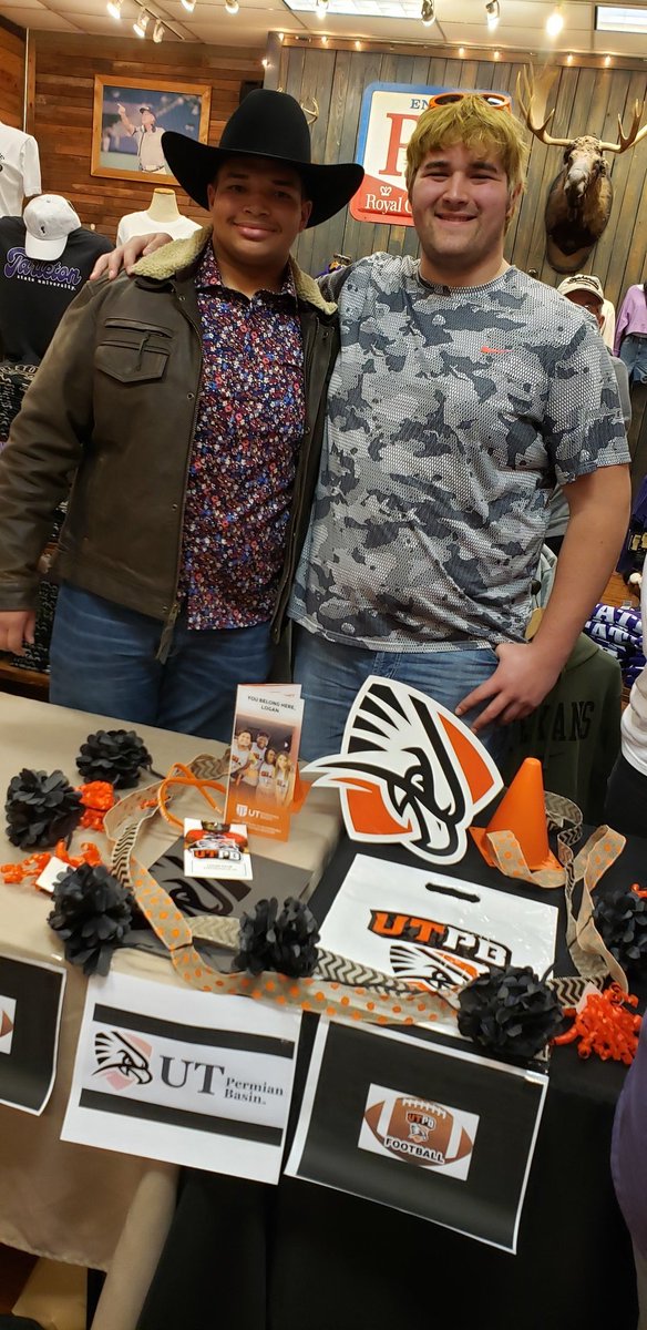CloverDavis4's tweet photo. Great night for a Signing Ceremomy! @Lo_D65 @SvilleYJFB @UTPBFootball @utpbfalcons https://t.co/hHMdaH1vxb