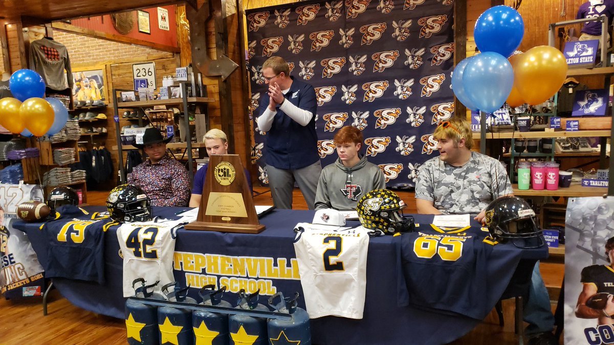 CloverDavis4's tweet photo. Great night for a Signing Ceremomy! @Lo_D65 @SvilleYJFB @UTPBFootball @utpbfalcons https://t.co/hHMdaH1vxb