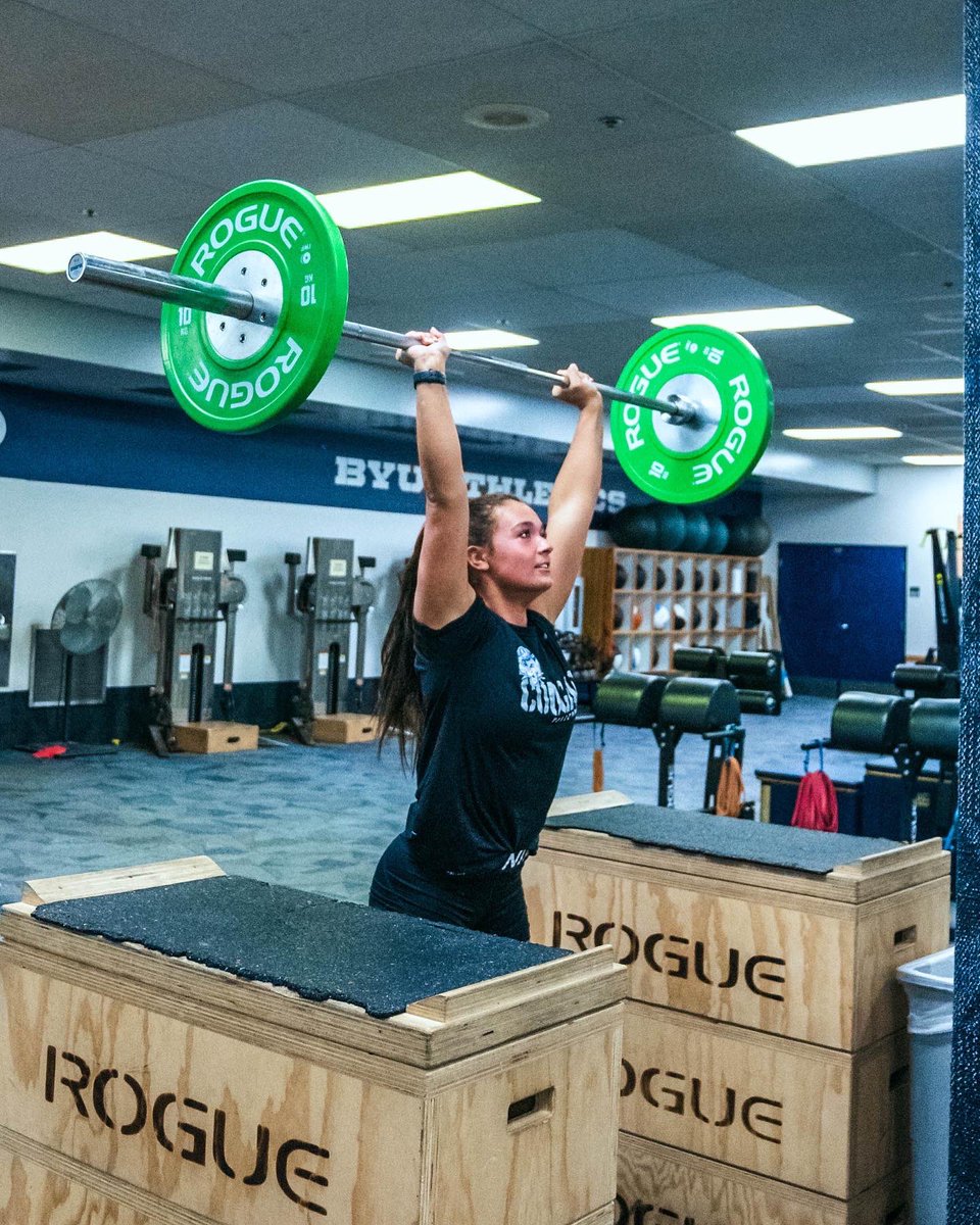 NCAAVolleyball's tweet photo. Getting it done in the weight room 💪

#NCAAWVB x 📸 @BYUwvolleyball
https://t.co/rsNFswEAmV