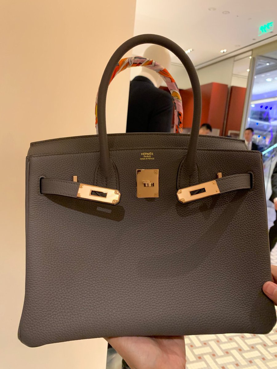 Emily55875593's tweet photo. Participate in LV catwalk, like this tin gray platinum bag, and wait for 15 days to make an appointment.🥰 https://t.co/WMI6gE5zYM