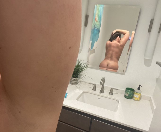 No filters. The guest bathroom lighting working overtime https://t.co/3baesgfkzA