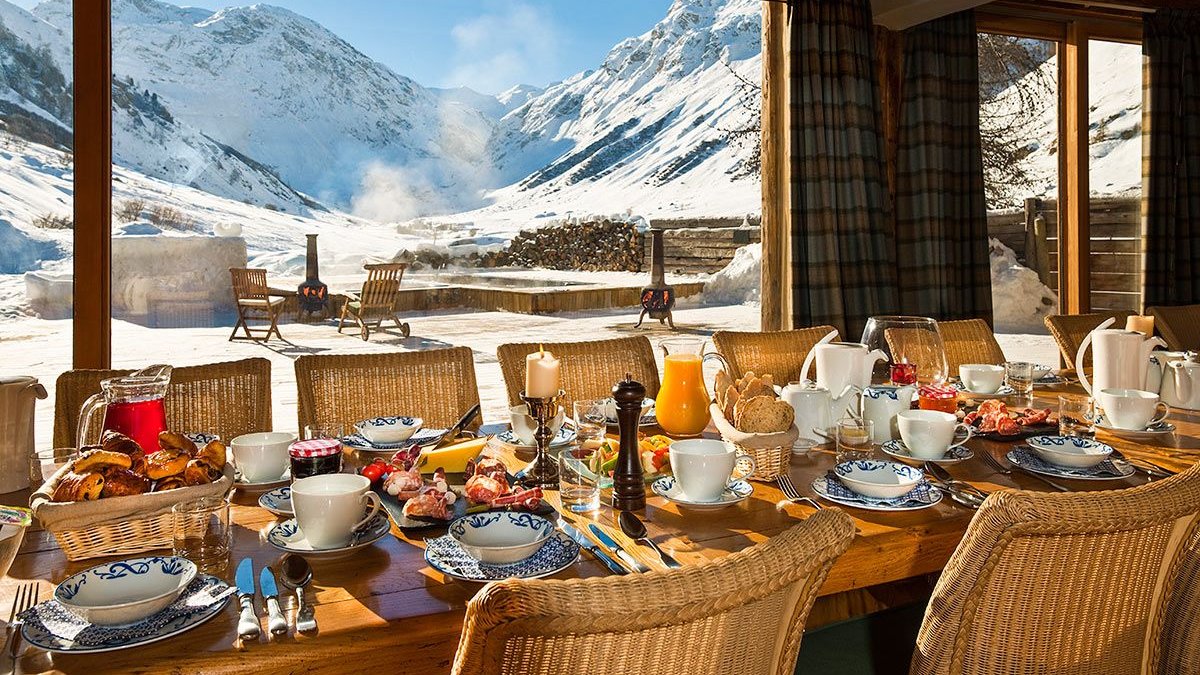 Фото завтрака зимой. Шале Италия Альпы. Шале во французских Альпах. Куршевель ресторан французские Альпы. Ресторан Шале Альпы Швейцария.