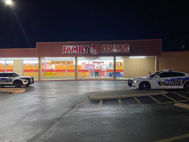 KLTV7's tweet photo. Tyler police at scene of a reported store robbery: https://t.co/AcUPoihrlb #tylerpd #tylertx #robbery https://t.co/yWVcwvhWKG