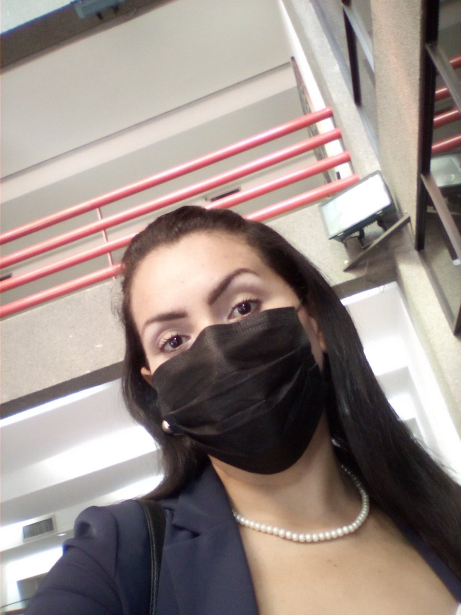 SoloHeli's tweet photo. Tapabocas negro = Cargo labial.

Ahora los compro por color: azul, fucsia, negro, blanco.
Un año más usando esto y les pongo lentejuelas. https://t.co/vdpfSBN5lR