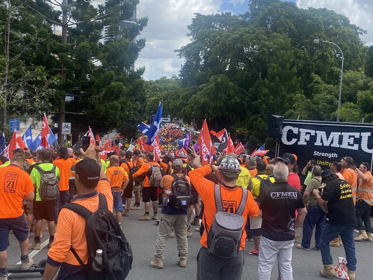 CFMEUQNT's tweet photo. Thousands of building workers took to the streets of Brisbane today to protect our super from a vicious sabotage attempt by the @MBAQld. #SaveOurSuper https://t.co/XluVV8eR64