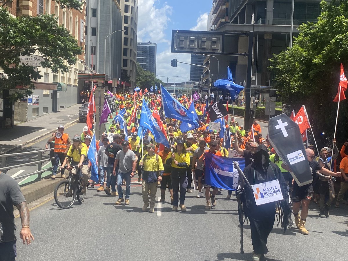 CFMEUQNT's tweet photo. Thousands of building workers took to the streets of Brisbane today to protect our super from a vicious sabotage attempt by the @MBAQld. #SaveOurSuper https://t.co/XluVV8eR64