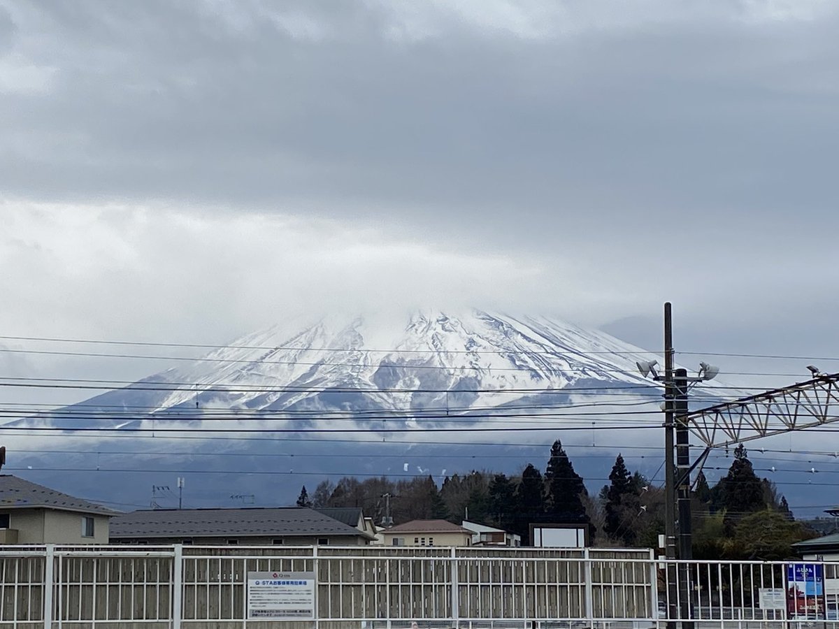 2月8日(火) おはようございます。 バスターミナルからです。 今朝はどんより雲り空ですが、 富士山先程から見えてきました。 . 10日 富士五湖地方では積雪予報です☃︎ 早めにスコップを出し
