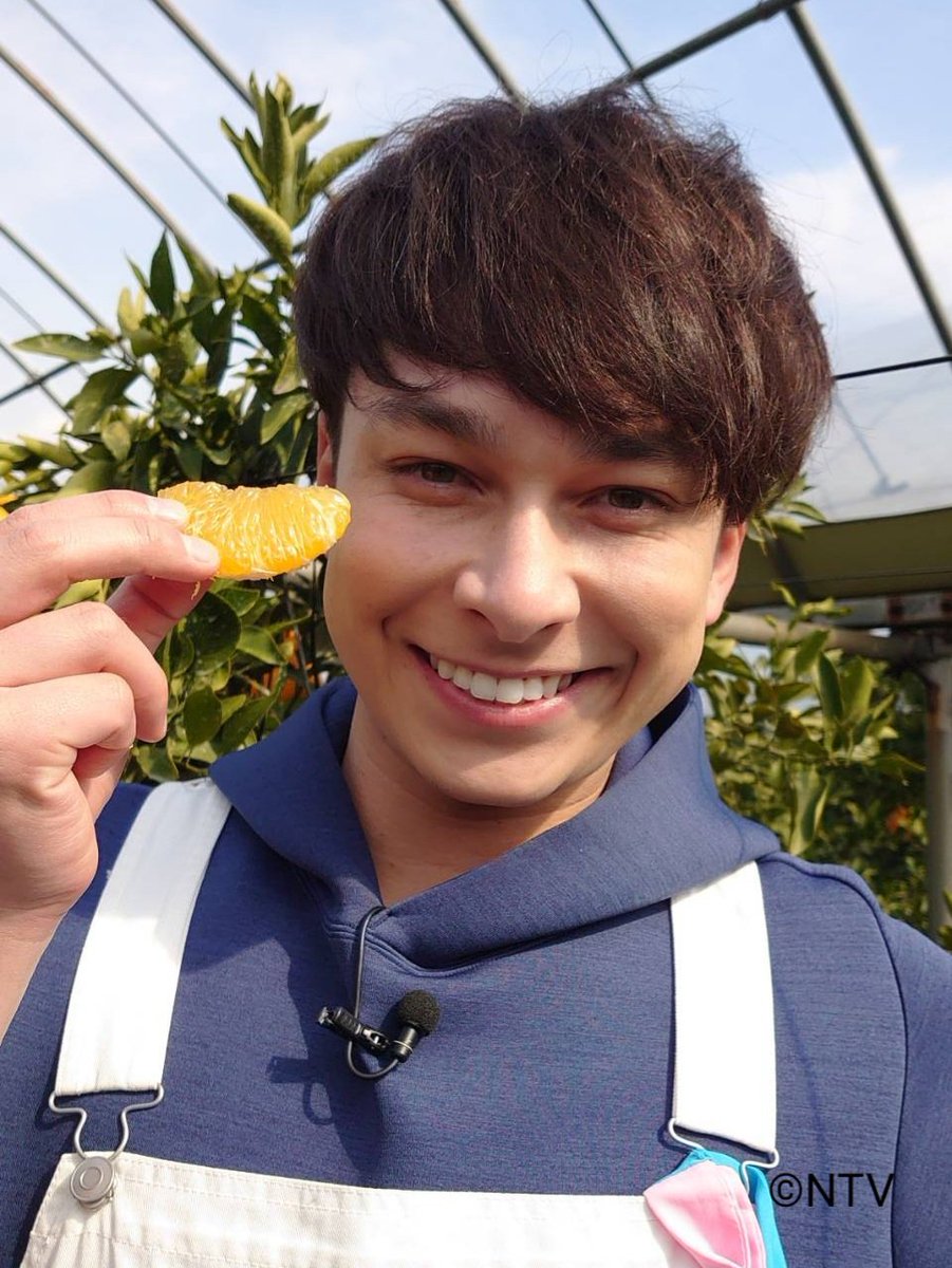 ZIP_asagohan's tweet photo. 【マーティン新うまいもんファイル196】
うまいもん探しの旅、今週は熊本県から！

今日は宇城市で今が旬の柑橘、デコポンをいただきマーティン！
もぎたてのデコポン、見た目のゴツさと違って、めっちゃ甘くてジューシーでした！

デコポン農家の髙濱さん、ごちそうさまでした！
#ZIPうまいもん
#熊本 https://t.co/UMpNpTybSt