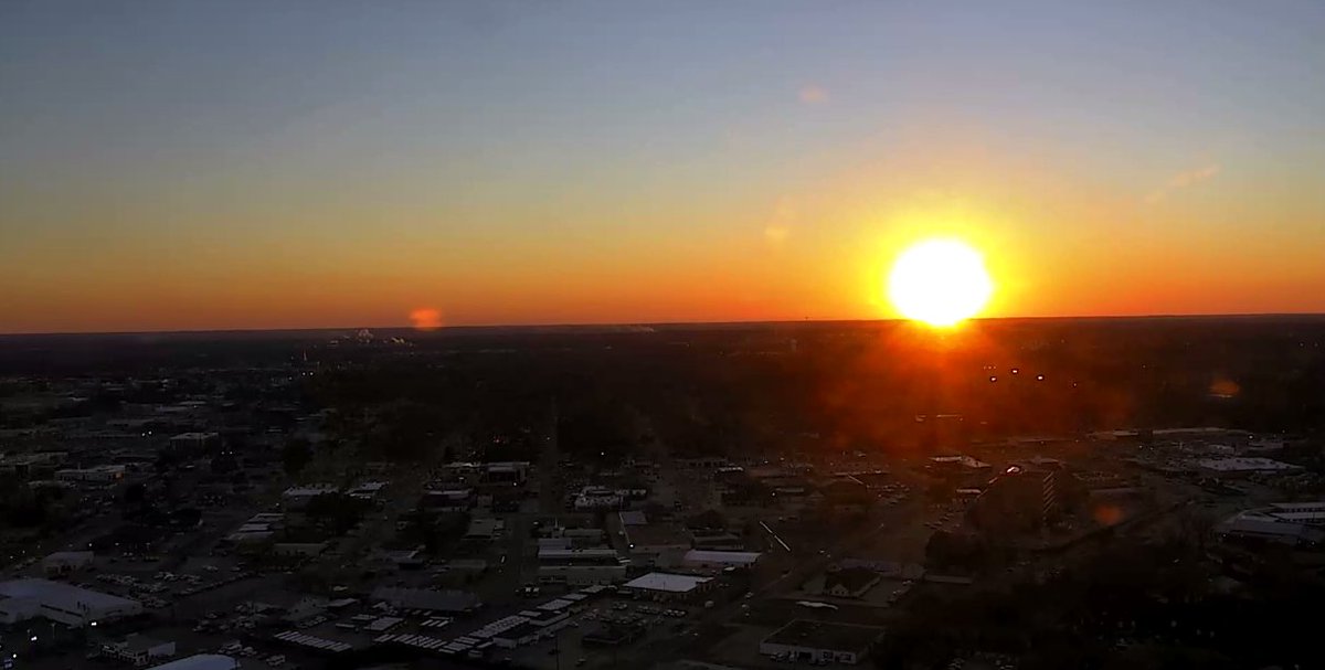 WXJacobV's tweet photo. Even though they happen just about every day, I find that the #sunset never gets old... especially on an evening like this one. https://t.co/GGfqjdx82a