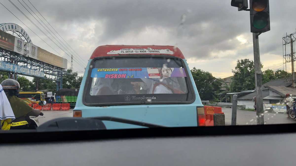 IPoe_08's tweet photo. Setelah beberapa tahun pemandangan ini baru terlihat lagi. Angkot penuh dg anak² sekolah 🥰 https://t.co/82J2tCSWLp